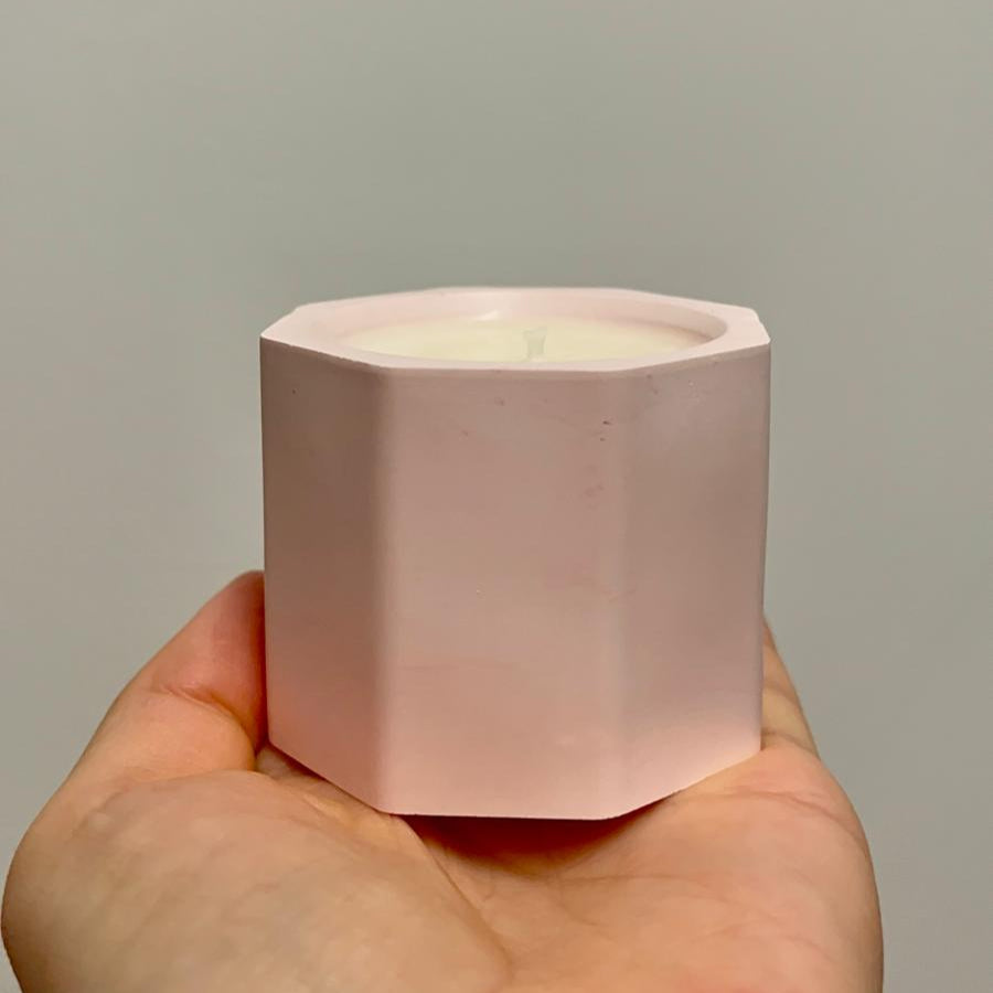 Fragancia Flor de Loto: frescura cristalina, pétalos suaves y toque de té blanco. Perfuma sin saturar, creando armonía en cualquier estancia.