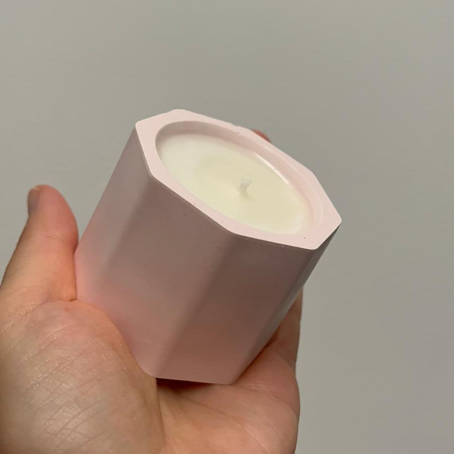 Esencia de Flor de Loto, floral-acuática y ligera. Aporta calma y sensación de pureza. Perfecta para velas, difusores y sprays de ambiente.