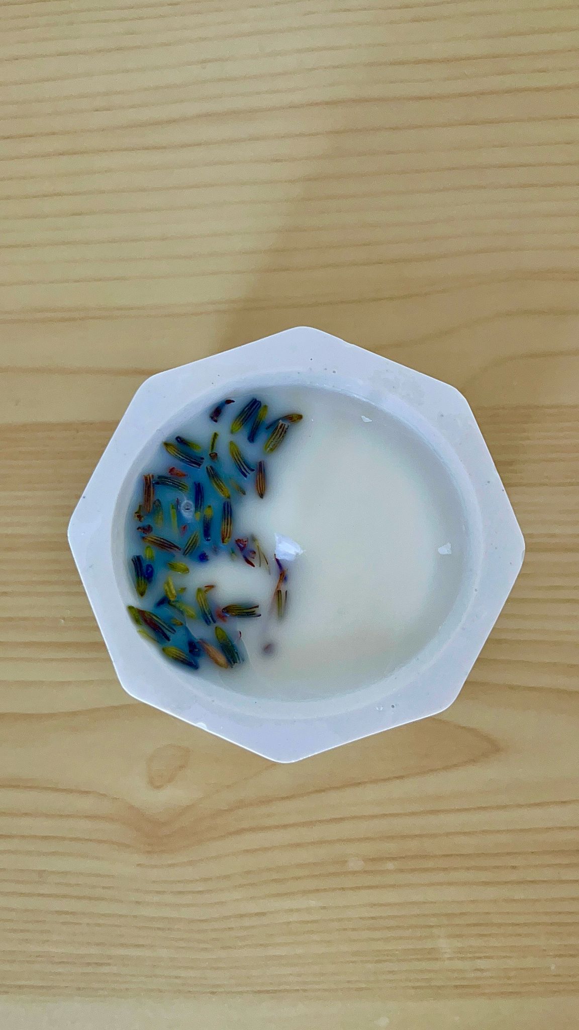Vela aromática de cera de soja 100% natural en un recipiente, parte de la colección ecológica y vegana de Winged Essence, libre de parabenos y crueldad animal.
