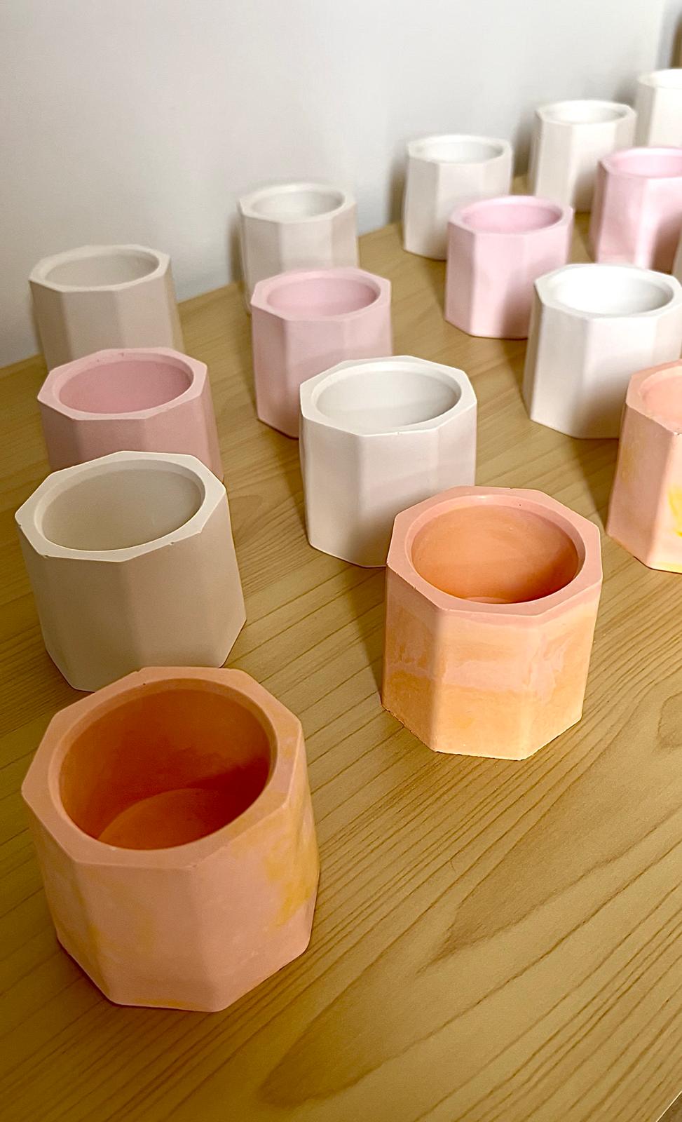 Conjunto de piezas decorativas minimalistas y modernas hechas a mano, en tonos neutros, parte de la colección ecológica de Winged Essence.