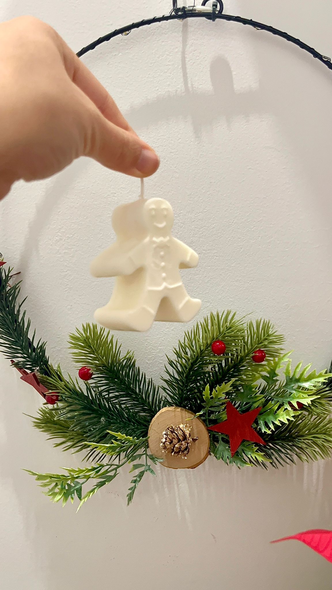 Vela decorativa Galleta de Invierno de Winged Essence en forma de muñeco de jengibre, hecha de cera de soja vegetal, ideal para decoración navideña.