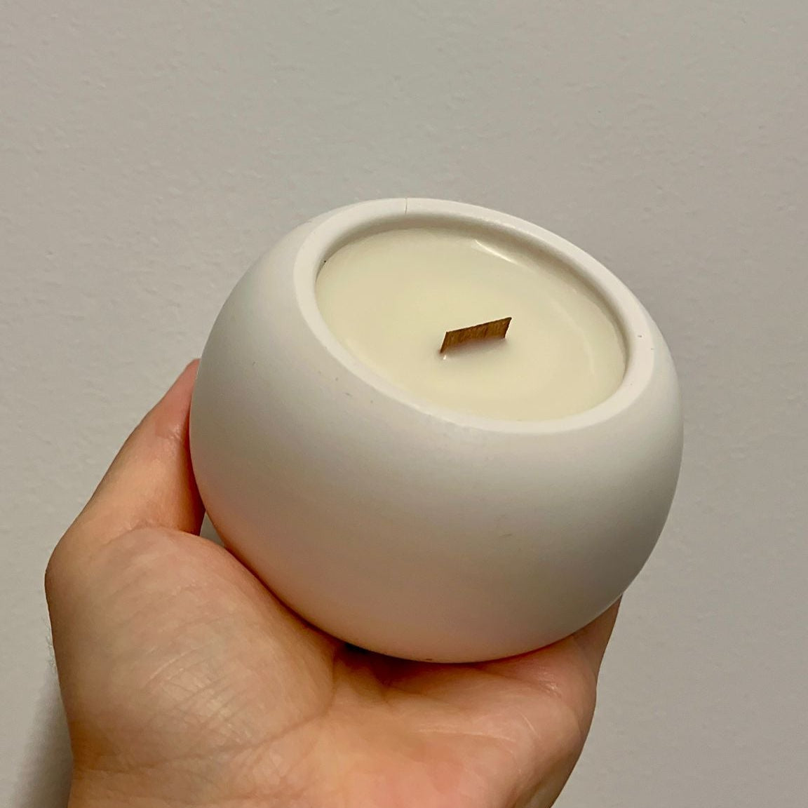 Enciende calma con nuestra vela de Palo Santo. Fragancia equilibrada, combustión limpia y aroma reconfortante para tu hogar. Hecha a mano en pequeños lotes.