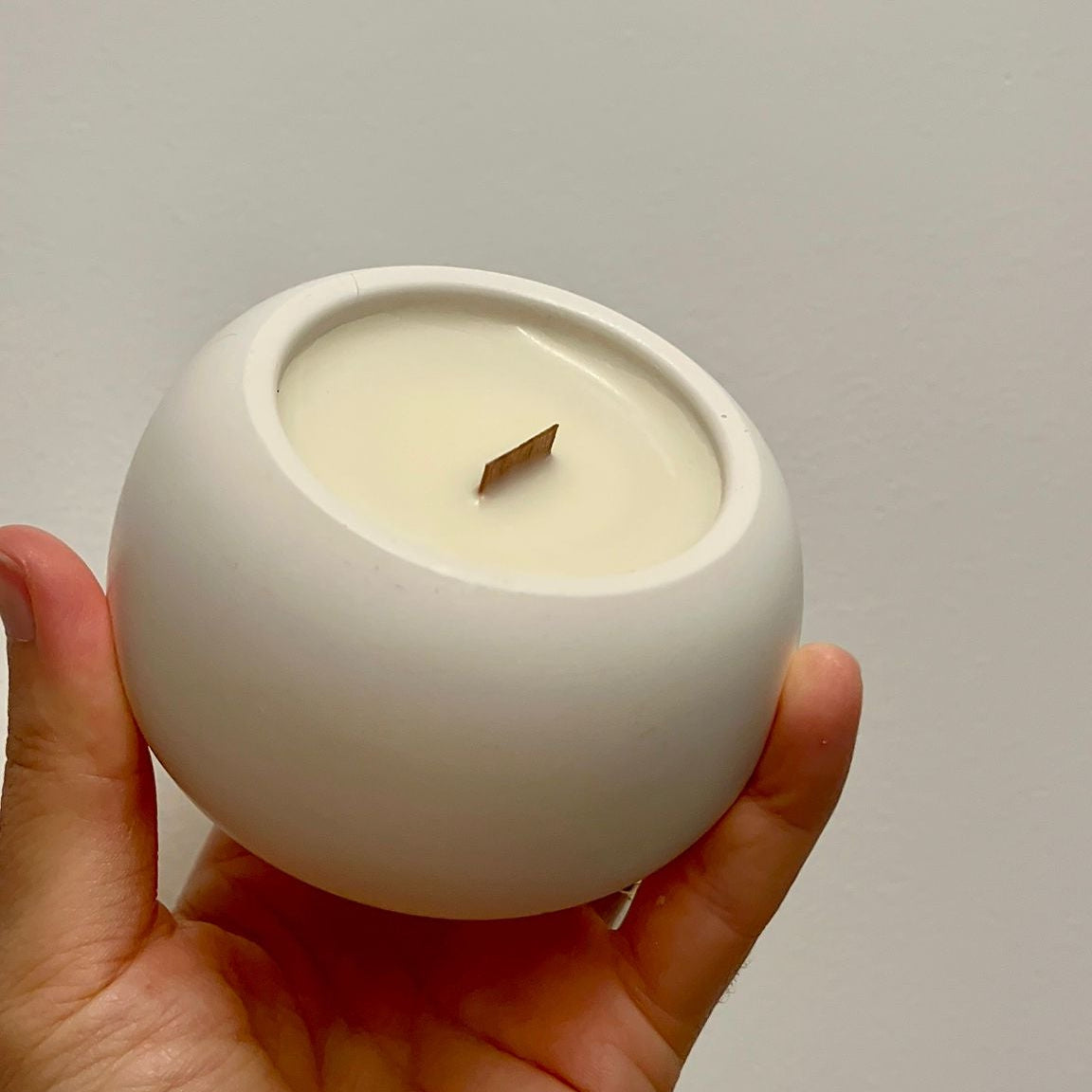 Vela de Palo Santo artesanal de cera de soja. Aroma amaderado y resinoso que limpia y relaja. Mecha madera. Ideal para meditar y desconectar.