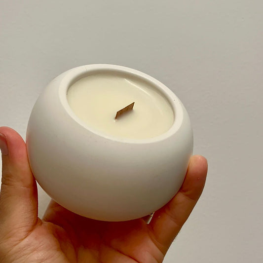 Vela de Palo Santo artesanal de cera de soja. Aroma amaderado y resinoso que limpia y relaja. Mecha madera. Ideal para meditar y desconectar.