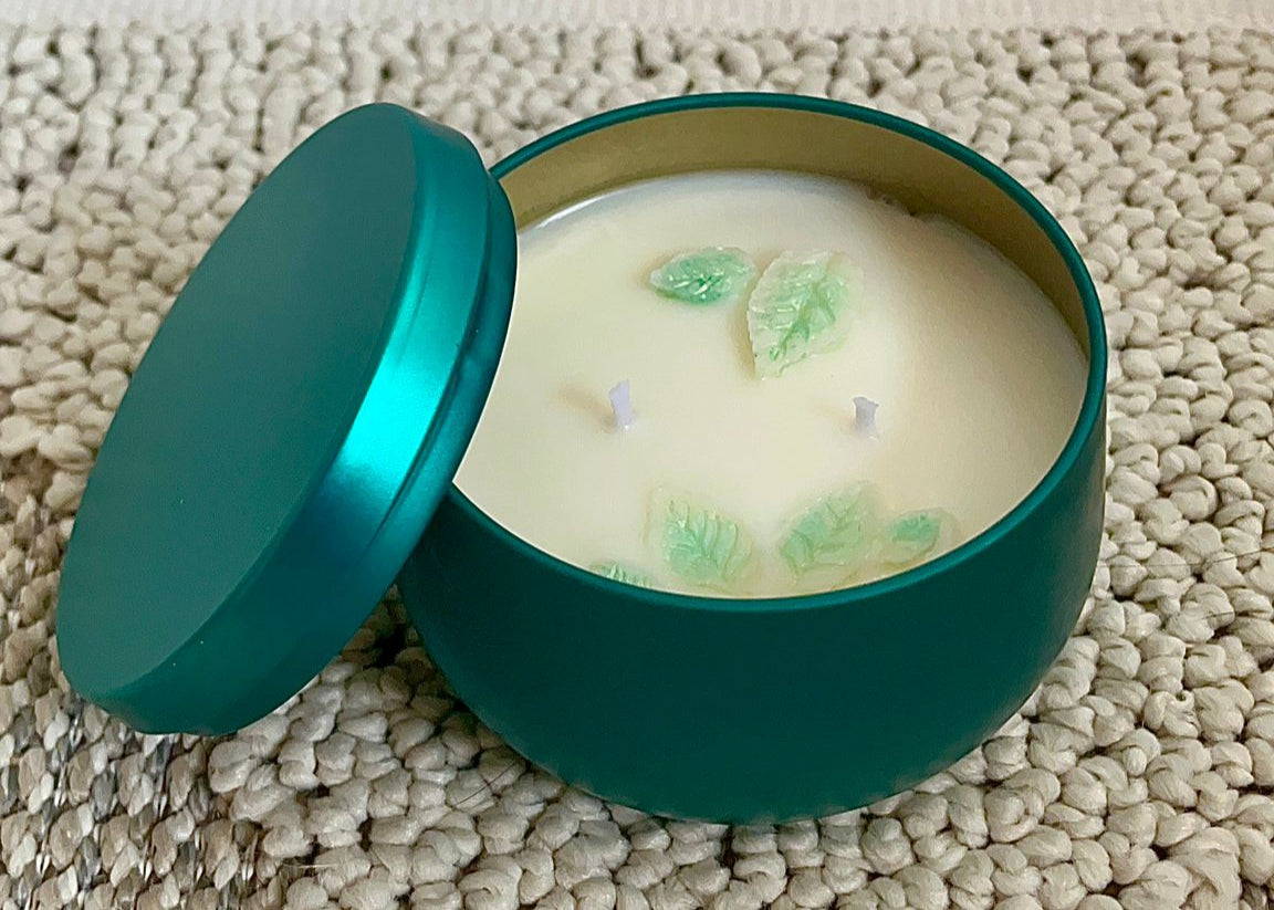 Vela aromática de eucalipto en el baño para sensación de spa