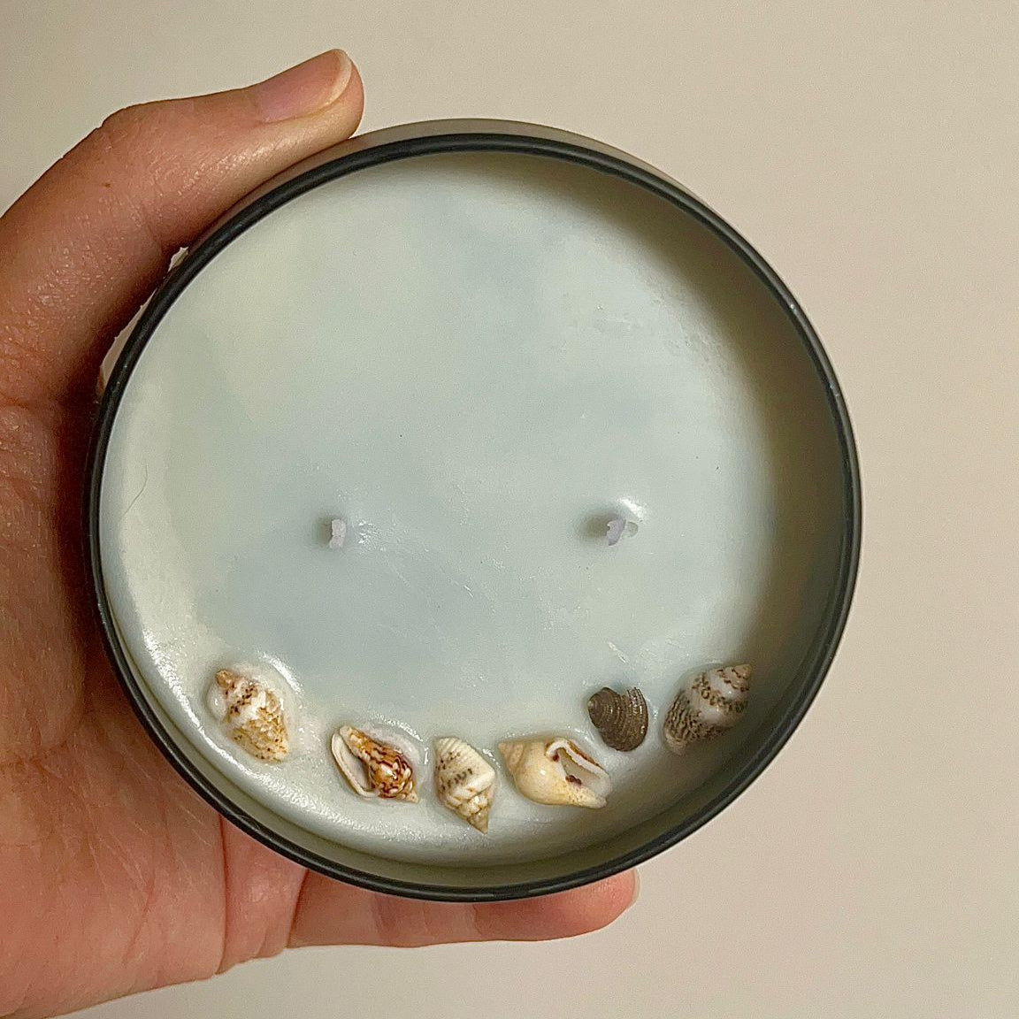 Vela aromática marina en el salón para energía y frescura